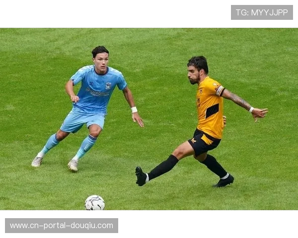 英超俱乐部社区杯赛举行，业余球队与职业球员互动